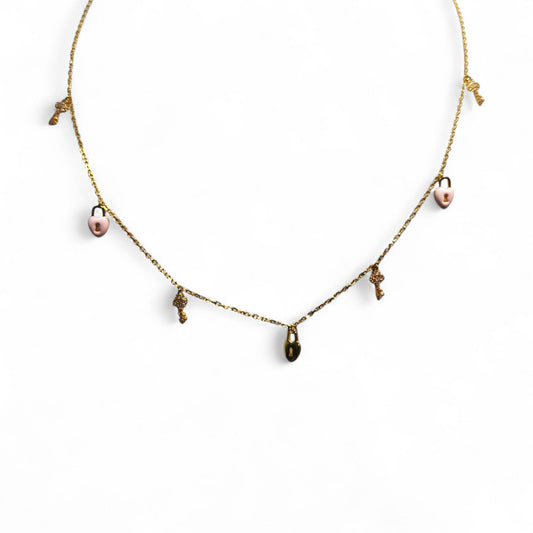 Collana Dorata con Pendenti, chiave zirconata e catenaccio smaltato rosa