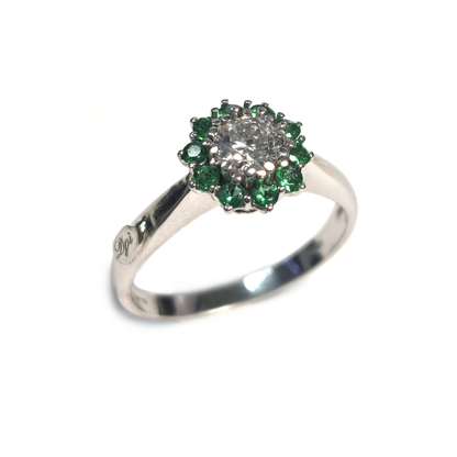Anello Fiore in Oro Bianco 18kt con Diamante CT 0.40 e Smeraldi CT 0.26