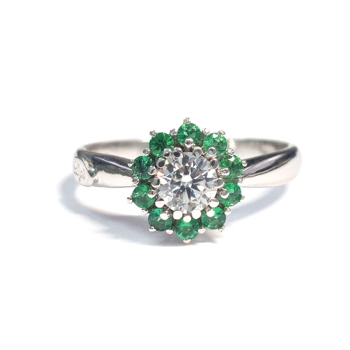 Anello Fiore in Oro Bianco 18kt con Diamante CT 0.40 e Smeraldi CT 0.26