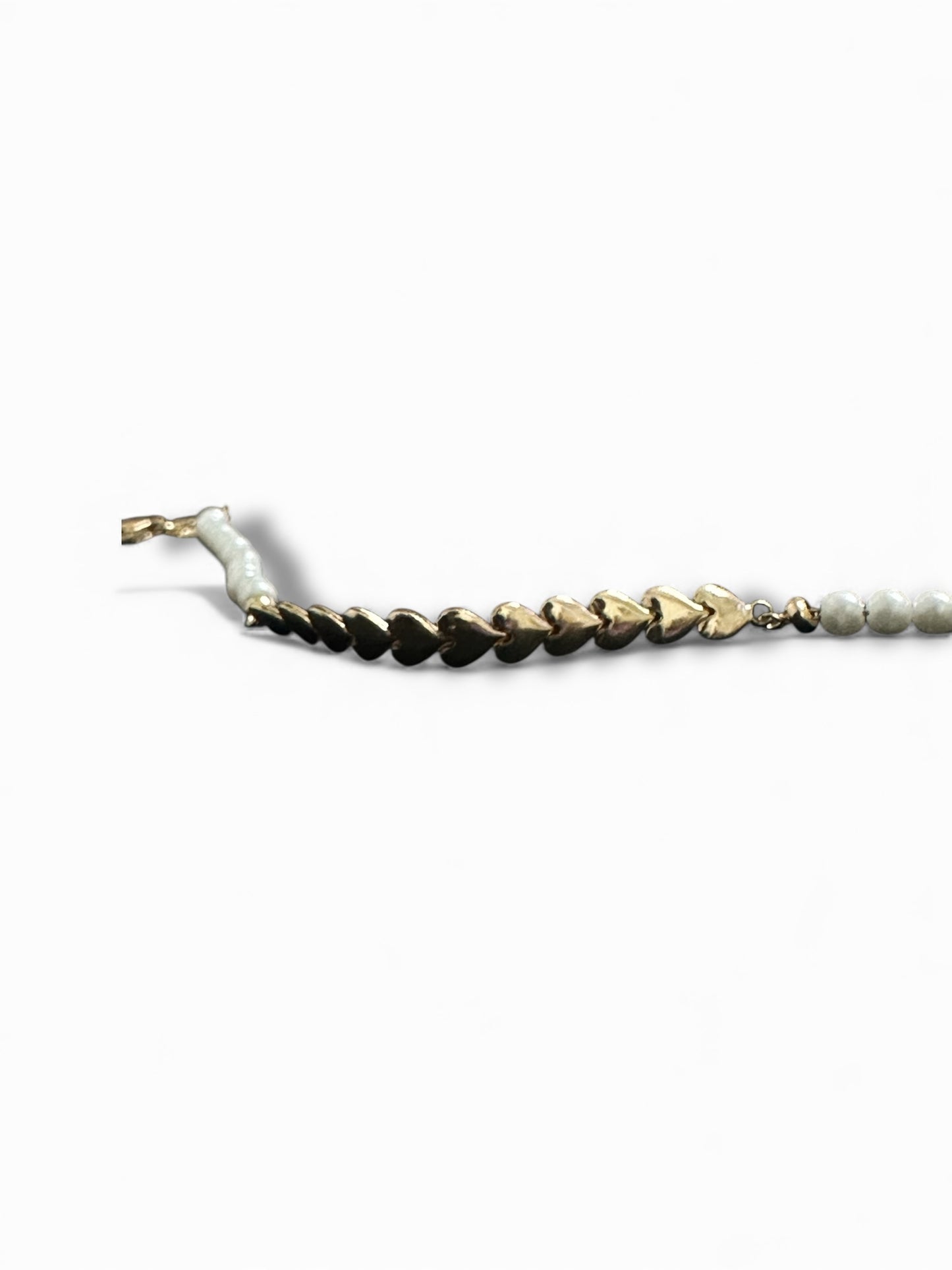 Bracciale in Argento 925 con Perle Bianche e Maglia Cuori Dorata