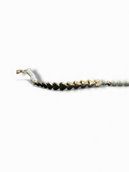 Bracciale in Argento 925 con Perle Bianche e Maglia Cuori Dorata