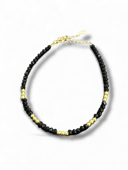 Bracciale in Argento 925 con Perline Nere Sfaccettate e Dettagli Dorati