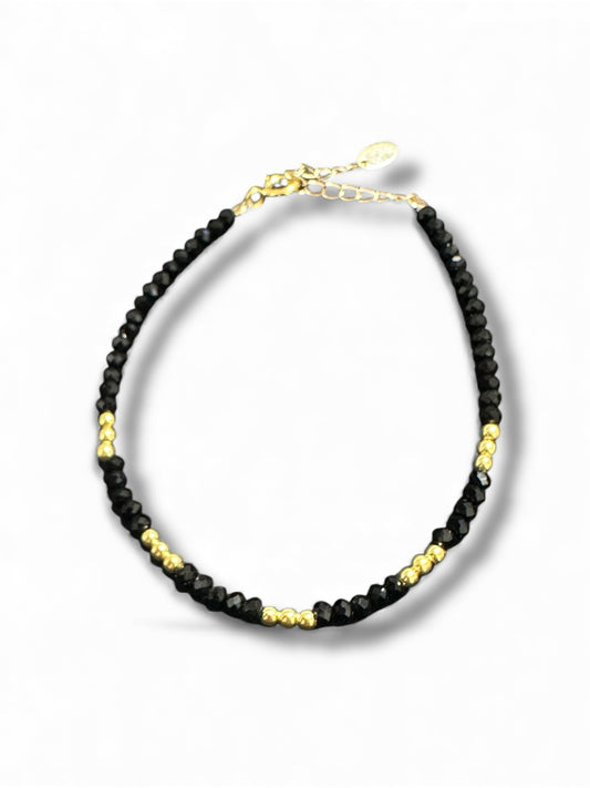 Bracciale in Argento 925 con Perline Nere Sfaccettate e Dettagli Dorati