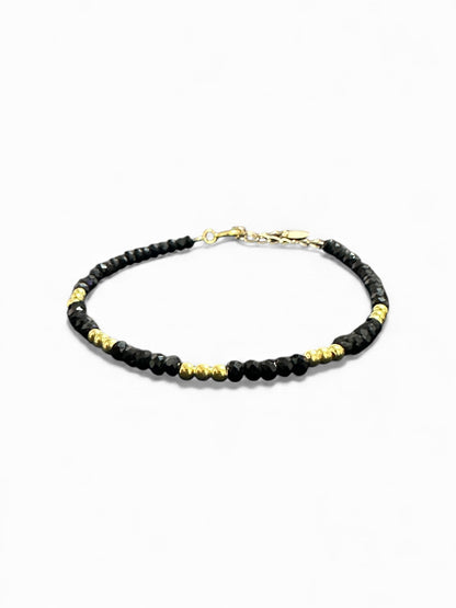 Bracciale in Argento 925 con Perline Nere Sfaccettate e Dettagli Dorati