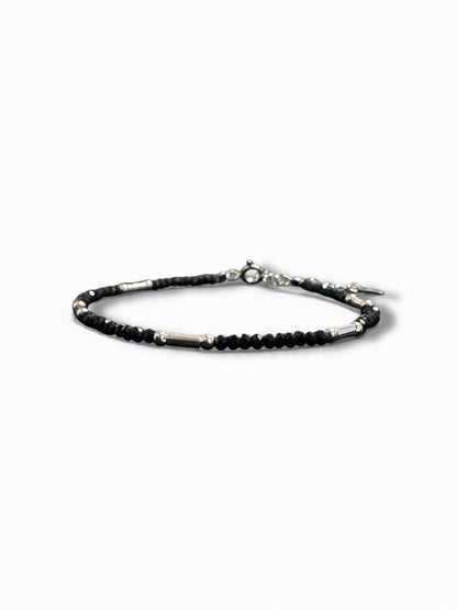 Bracciale in Argento 925 con Perline Nere Sfaccettate e Tubicini Argento