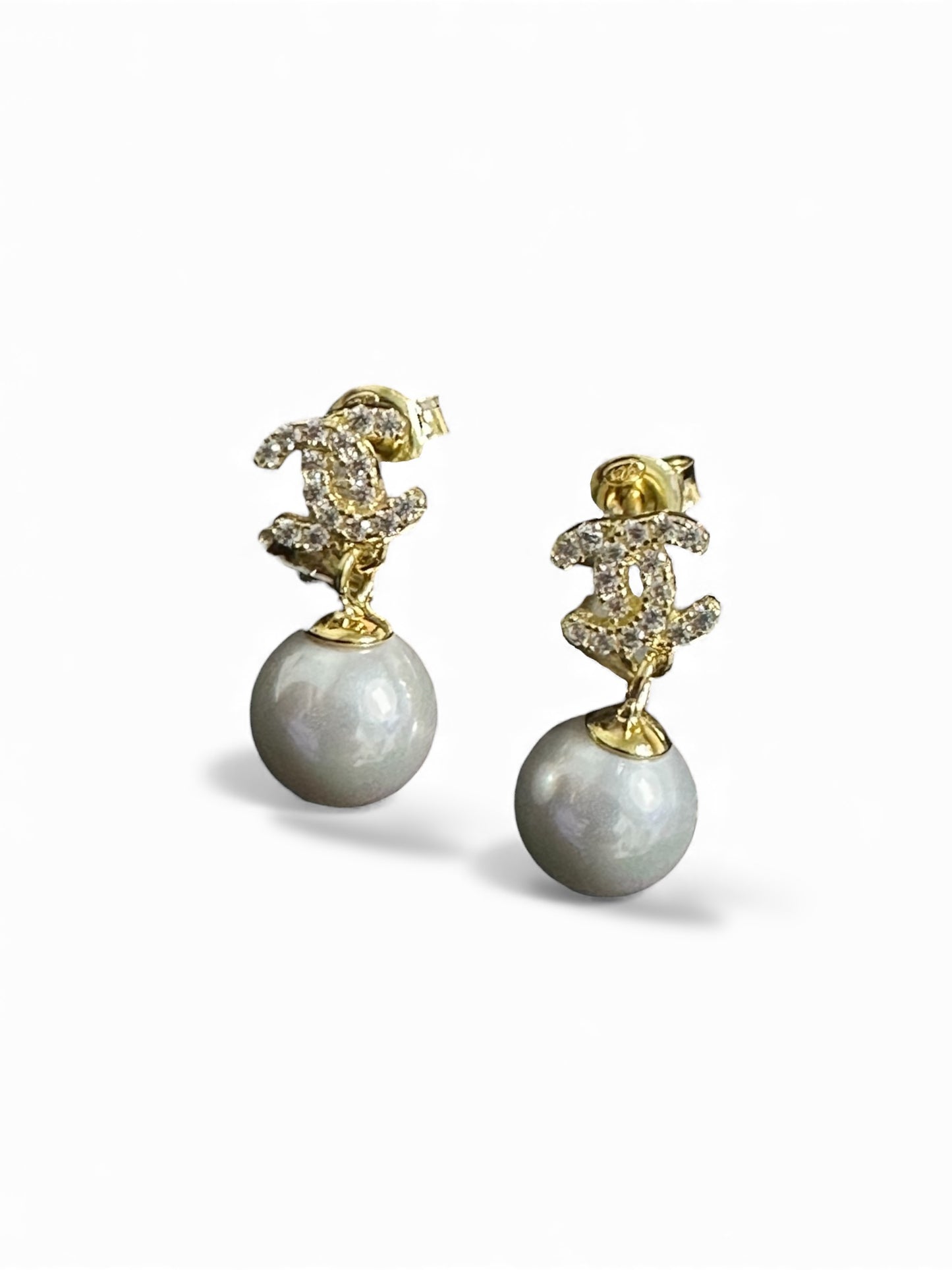 Orecchini in Argento 925 con Doppia C e Perla Pendente – Versione Rodio o Oro