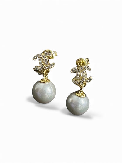 Orecchini in Argento 925 con Doppia C e Perla Pendente – Versione Rodio o Oro