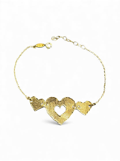 Bracciale in Argento Dorato con Tre Cuori Martellati – Centrale Forato