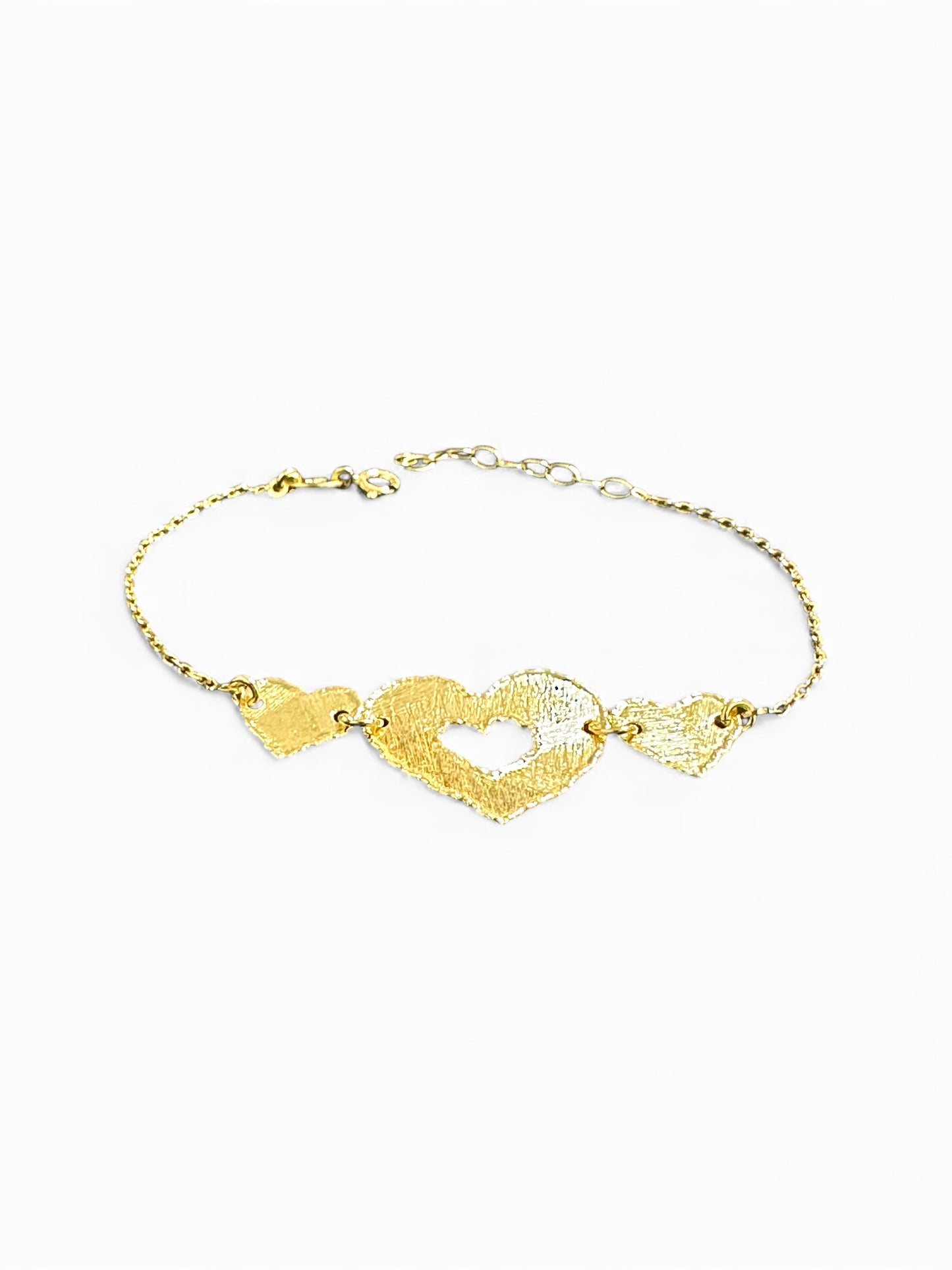 Bracciale in Argento Dorato con Tre Cuori Martellati – Centrale Forato