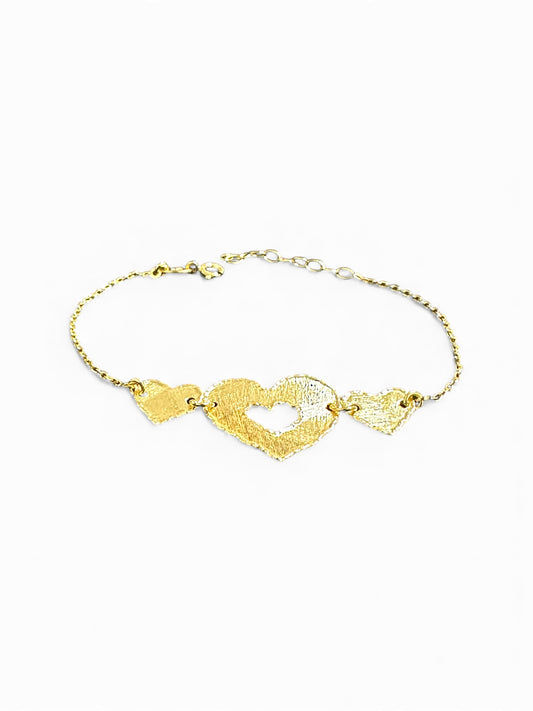 Bracciale in Argento Dorato con Tre Cuori Martellati – Centrale Forato