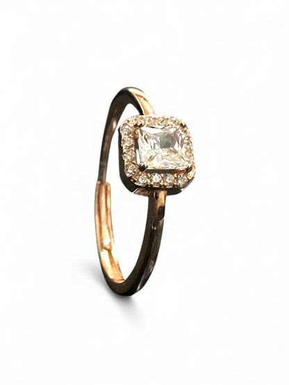 Anello Regolabile in Argento 925 con Zircone Quadrato e Contorno di Zirconi