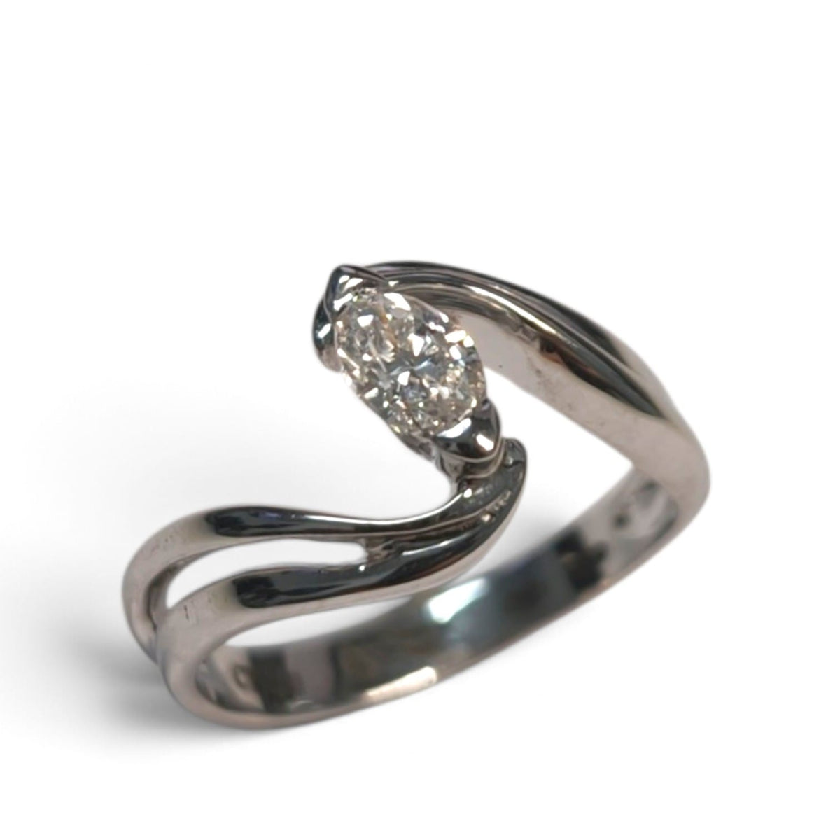 Anello Solitario in Oro Bianco 18kt con Diamante Taglio Marquise CT. 0.40