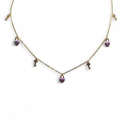 Collana Dorata con Pendenti, chiave zirconata e catenaccio smaltato Viola