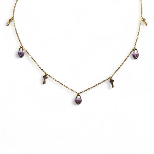 Collana Dorata con Pendenti, chiave zirconata e catenaccio smaltato Viola