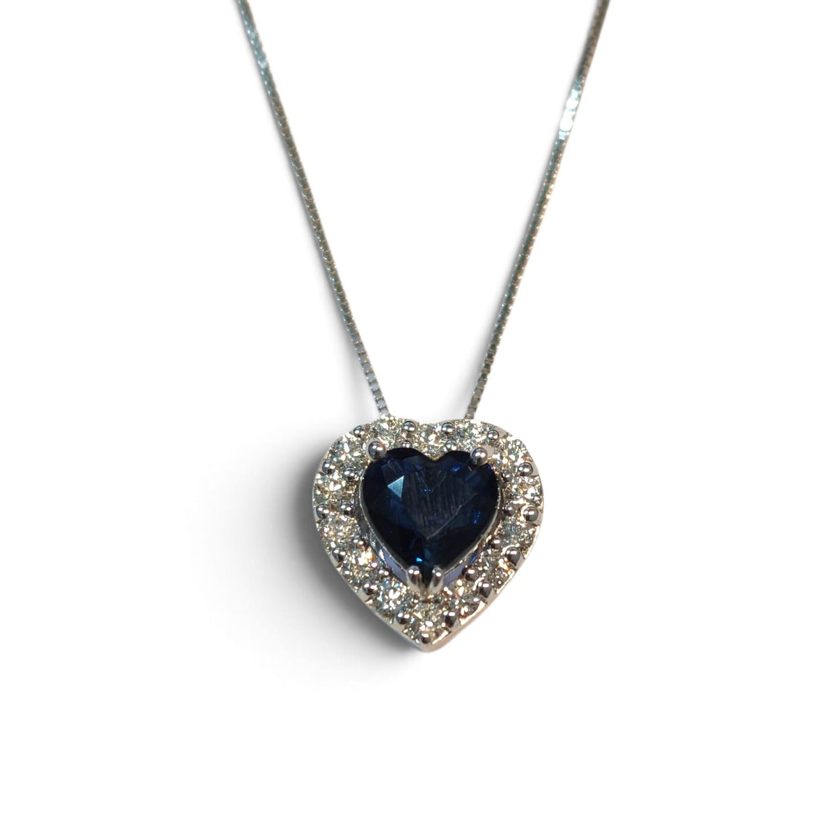 Pendente in Oro Bianco 18kt con Diamanti CT 0.25 e Zaffiro Cuore CT 0.80