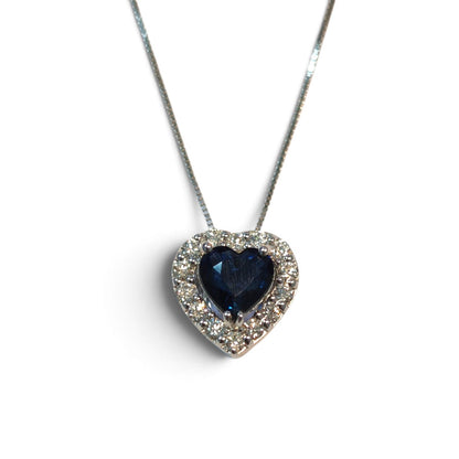 Pendente in Oro Bianco 18kt con Diamanti CT 0.25 e Zaffiro Cuore CT 0.80