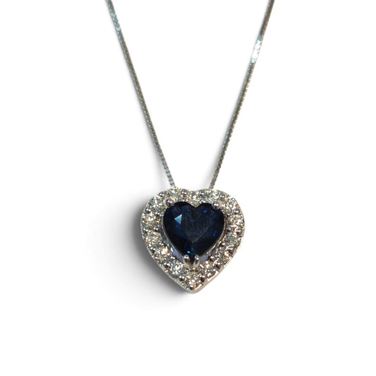 Pendente in Oro Bianco 18kt con Diamanti CT 0.25 e Zaffiro Cuore CT 0.80