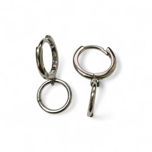 Orecchini cerchietto con cerchio pendente in argento dorato e bianco